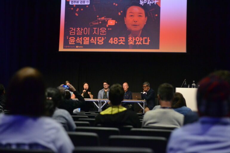 Kore Araştırmacı Gazetecilik Merkezi'nden (KCIJ-Newstapa) araştırmacı gazeteci Myungju Lee, GIJC23'te Bilgi Edinme talepleri hakkında konuşuyor. Resim: GIJN/Ellen Lindqvist Karsberg