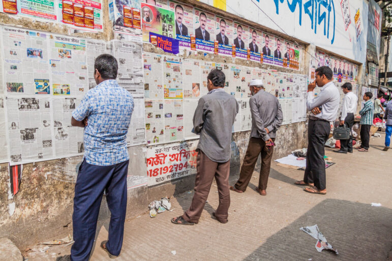 Dhaka,,Bangladesh,-,November,20,,2016:,People,Are,Reading,Daily