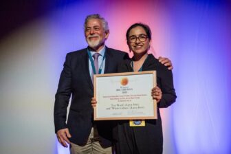 IDL Reporteros recibió el Global Shining Light Award en 2019 por sus investigaciones sobre el caso de corrupción de Lava Jato. Gustavo Gorriti está a la izquierda con su colega Romina Mella. Imagen: Nick Jaussi para GIJN