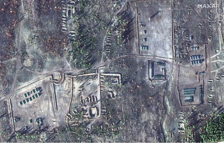 Kasım 2021'de Ukrayna yakınlarında bir Rus askeri yığınakını gösteren bu görüntü, Maxar Haber Bürosu'nun gazetecilere dağıttığı Ukrayna çatışmasına ilişkin 400'den fazla yüksek çözünürlüklü görüntüden biriydi. Resim: Ekran görüntüsü, Maxar