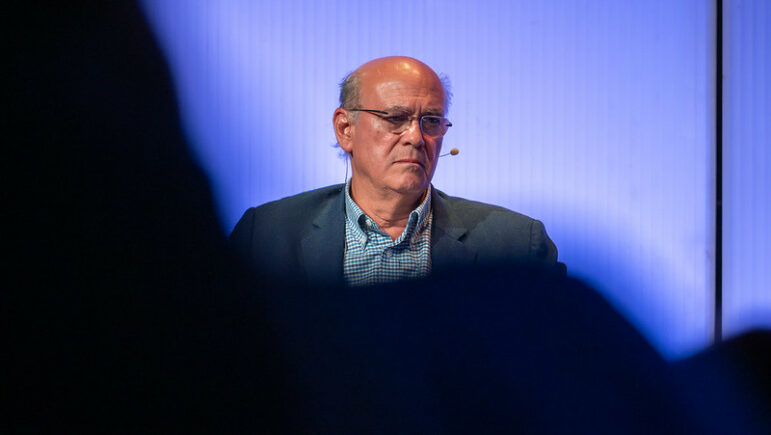 Carlos F. Chamorro hablando sobre periodismo, censura y libertad de expresión en Madrid en septiembre de 2024. Imagen: Casa de América, licencia Creative Commons
