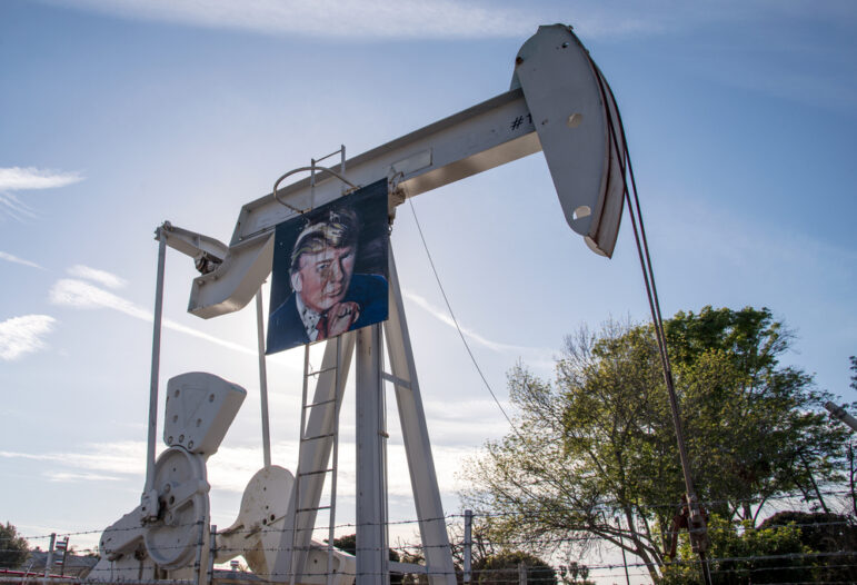 Huntington,Beach,,California,-,January,24,,2017.,Oil,Field,Workers